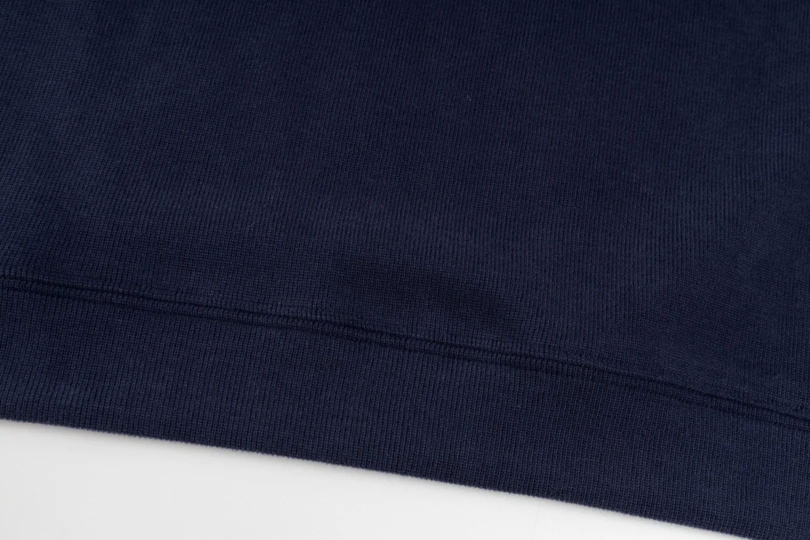 P230 #R97 Ralph lauren twelve-color embroidered pony logo half-zip high-neck long-sleeved knitted sweatshirt. The same style for men and women. The new half-zip sweatshirt for couples to wear in autumn is here! This kind of sweatshirt is really popular this year, even more popular than the hooded sweatshirt. Open the zipper and it can be used as a large lapel, which makes it more fashionable. The color of the classic design of the little war horse on the chest is matched with the embroidery. The simple zipper design echoes the brand logo, so you don’t need to match too much. The sweater version is loose enough! The fabric is custom-woven and dyed 100 cotton. 320g high gram weight 100% cotton knitted cotton with a certain thickness. The fabric is soft and comfortable, and the three-dimensional fabric is full of texture. The stitching is three needles and five threads, which is beautiful and strong. The pattern is also good. Although it is loose, it does not look bulky! - It is not a popular color scheme on the street. The color is pure and highly recommended. The upper body has a particularly high rate of turning heads. Loose style. Big drop shoulder OS style. Same style for men and women. Couple wear. Versatile and practical! Color: Gray, navy, khaki, green label, oatmeal brown label, apricot, black, army green, burgundy, pink, dark gray, light blue, white. Size: S M L XL Length: 70/72/74/76 Bust: 53.5/55.5/57.5/58.5 Shoulder width: 44/45/46/47 Sleeve length: 61/62/63/64